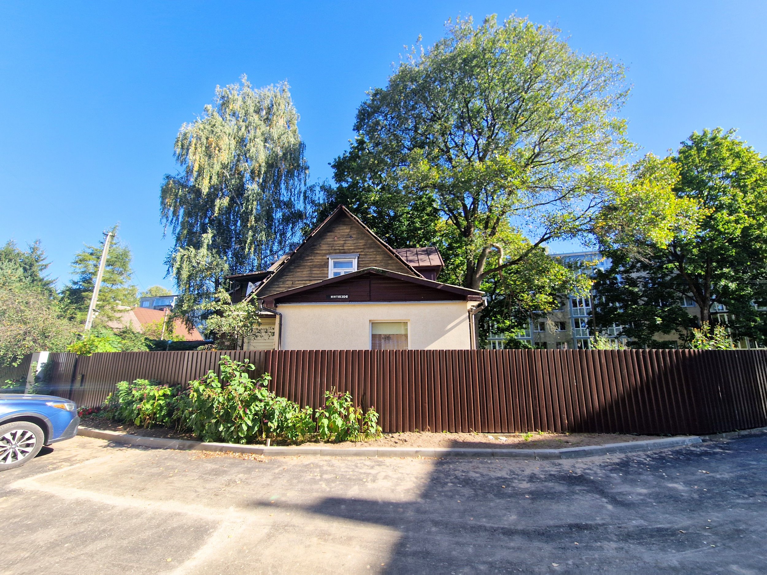 Gyvenamojo namo dalis, Žirmūnai, Minties g., 5 aukštų, 70m², 2.55a, €125000