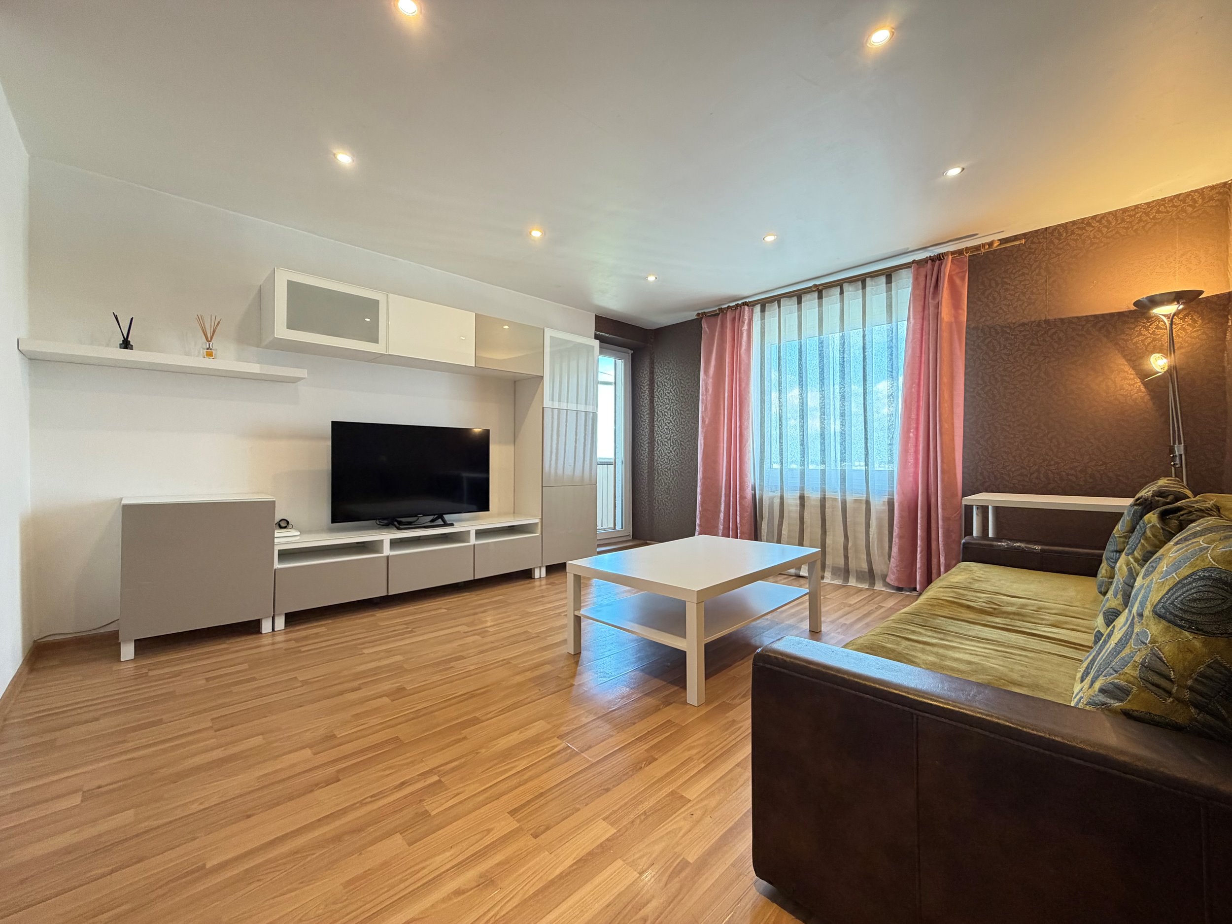 Nuomojamas 2 kambarių butas, Šeškinė, Ozo g., 55m², 9 aukštas, €550